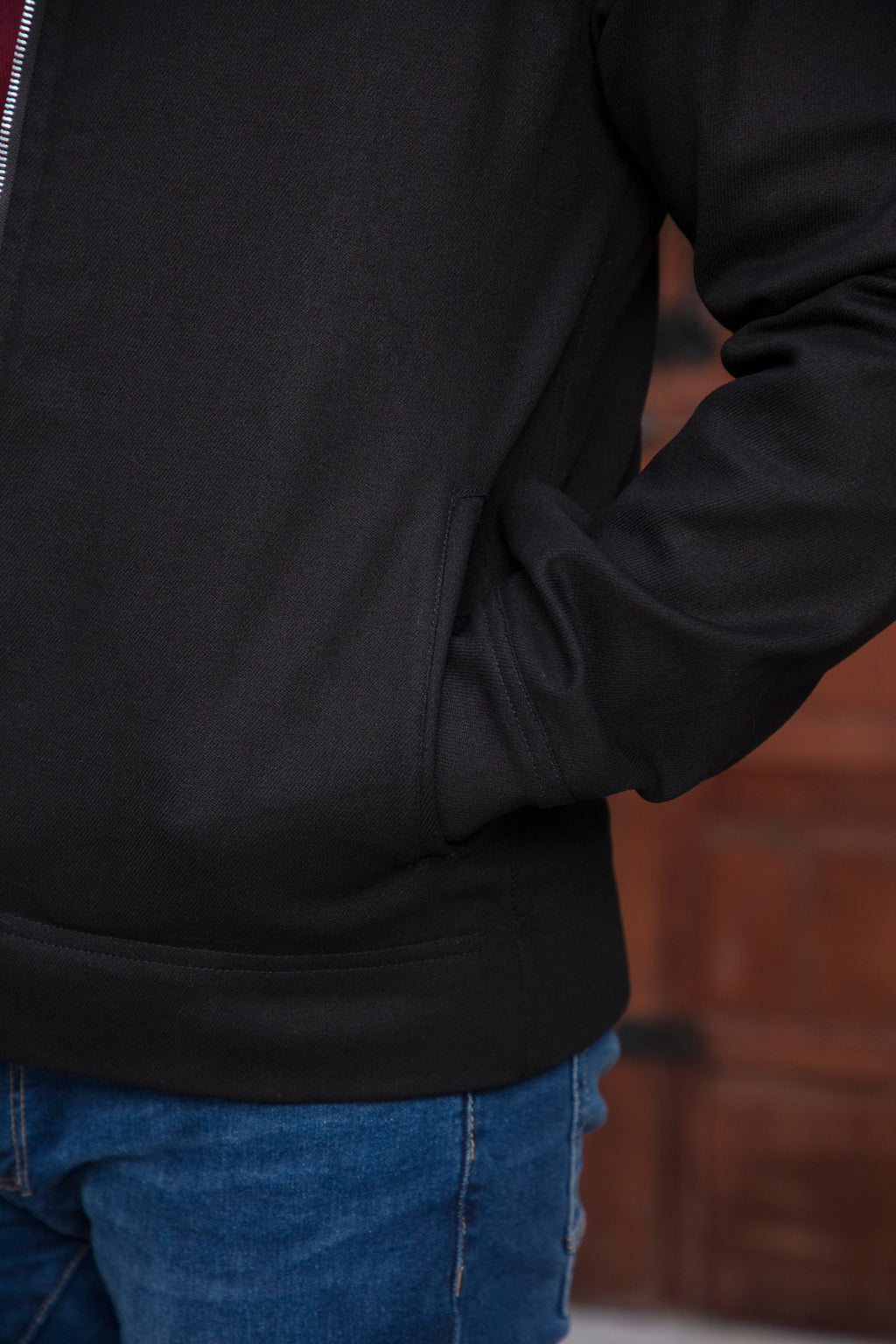 جاكيت رجالي أسود من ماركة مونارك، قصير ومبطن الكتفين