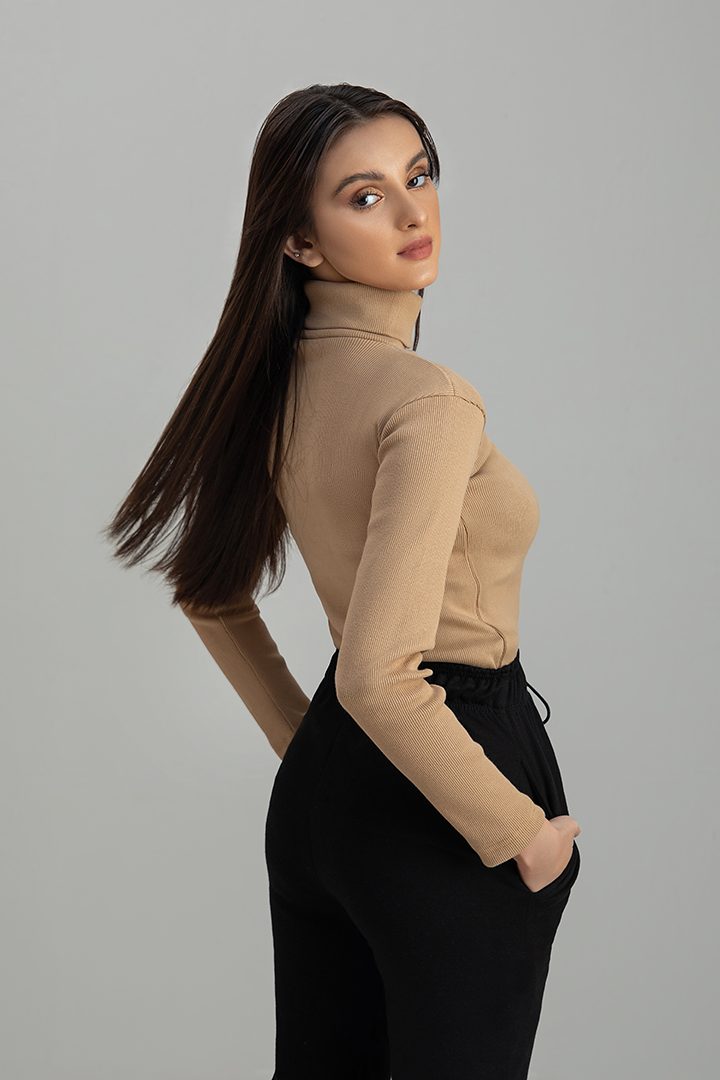 Women's caramel brown rib highneck.