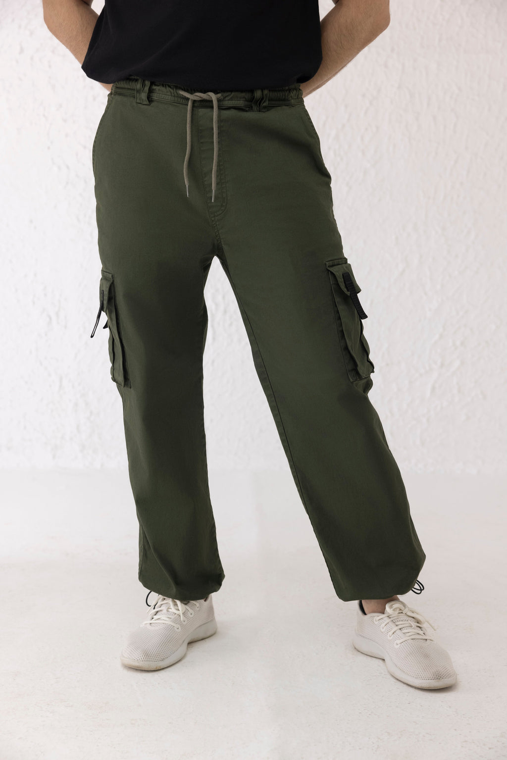 Front view of Everstride men’s cargo pants in dark green twill with hem drawstring – Decuir