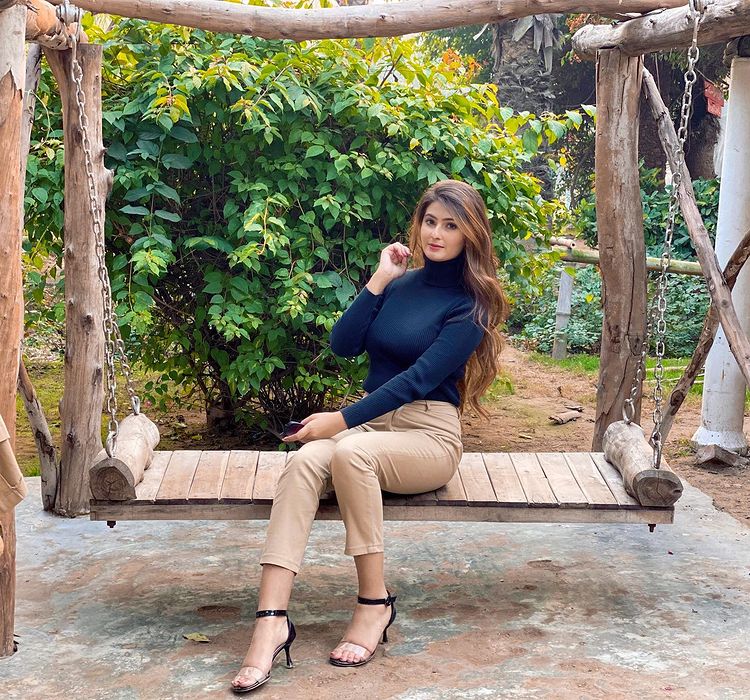 Women's navy blue rib highneck.