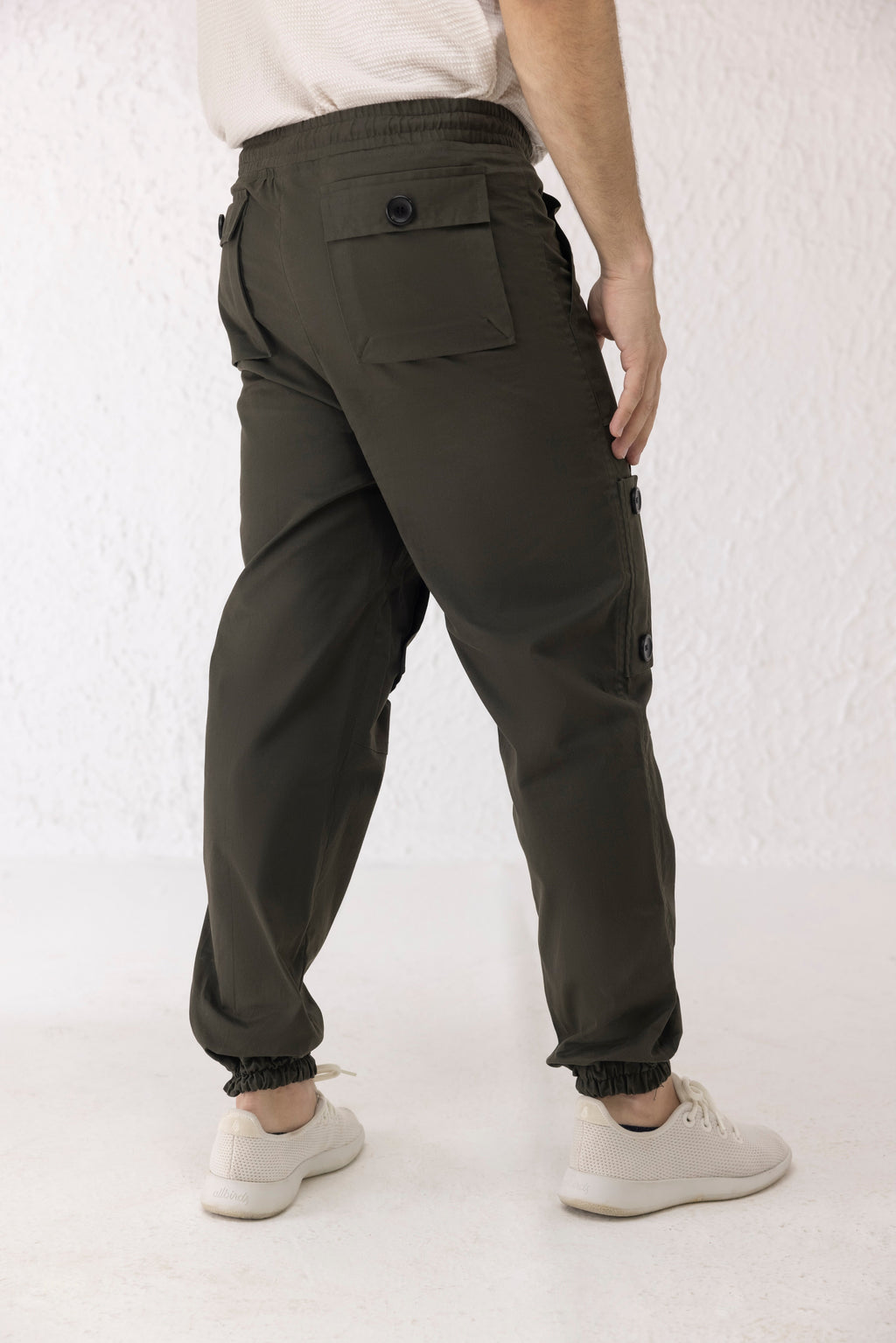 Back view of Thyron olive green men’s cargo pants with elasticated hems and modern fit